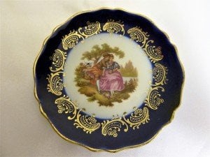 Limoges imzalı porselen el boyaması lacivert tabak. Çapı: 9,5cm.