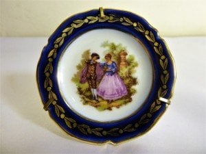 Limoges imzalı porselen el boyaması lacivert tabak. Çapı: 6,5cm.