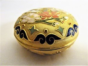 Yüzeyi mineli, altın vermeyli ilaç kutusu Çapı:5,5cm.