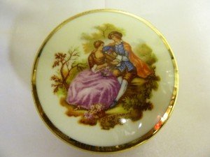 Limoges Fragonard imzalı el boyaması porselen mücevher kutusu. Y:3,5cm. Çapı:6,5cm.
