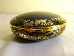 Limoges imzalı altın vermeyli porselen şekerlik. Çapı 10,5cm.