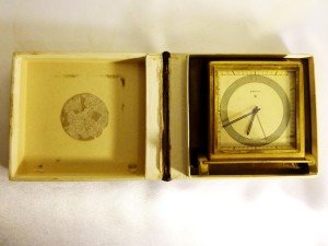 Zenith marka bronz alarmlı, kurmalı masa saati. Orijinal kutusunda. Ebatı:8,5x8,5 cm