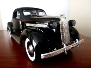 1936 Pontiac de luxe diecast araba. Sinature üretimidir. 1/18.