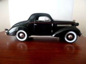 1936 Pontiac de luxe diecast araba. Sinature üretimidir. 1/18.