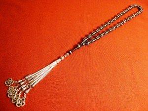Kuka tesbih,  karpuz kesim, Trabzon kazaz gümüş püsküllü,  gümüş çakmalı 33'lük tesbih.  İmame dahil 28cm
