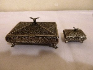 Osmanlı dönemi, el kakması, 800 ayar gümüş sigara ve kibrit kutusu seti. Sigara kutusu 150gr. 11x8cm Y:6cm. Kibrit kutusu 40gr. 5x4cm. Y:3,5cm.