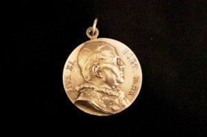Gümüş ön yüzeyi''Papa'', arka yüzeyi ''Meryem Ana''  madalyon kolye ucu.  Çapı:4 cm. 34gr.