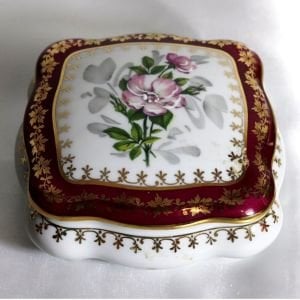 Limoges imzalı el boyaması porselen kapaklı şekerlik. 10x10cm Y.4cm.