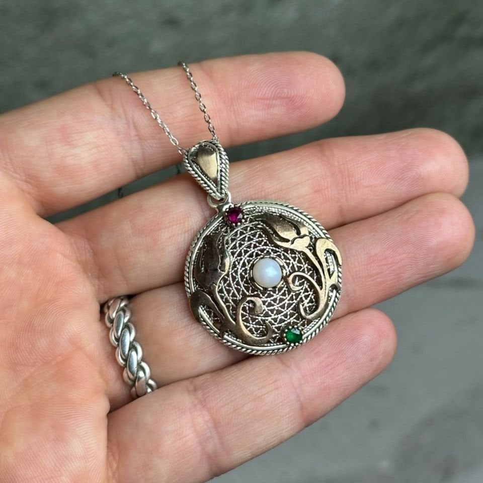 İnci Taşlı Lale Motifli Oksitli Telkari Gümüş Kolye