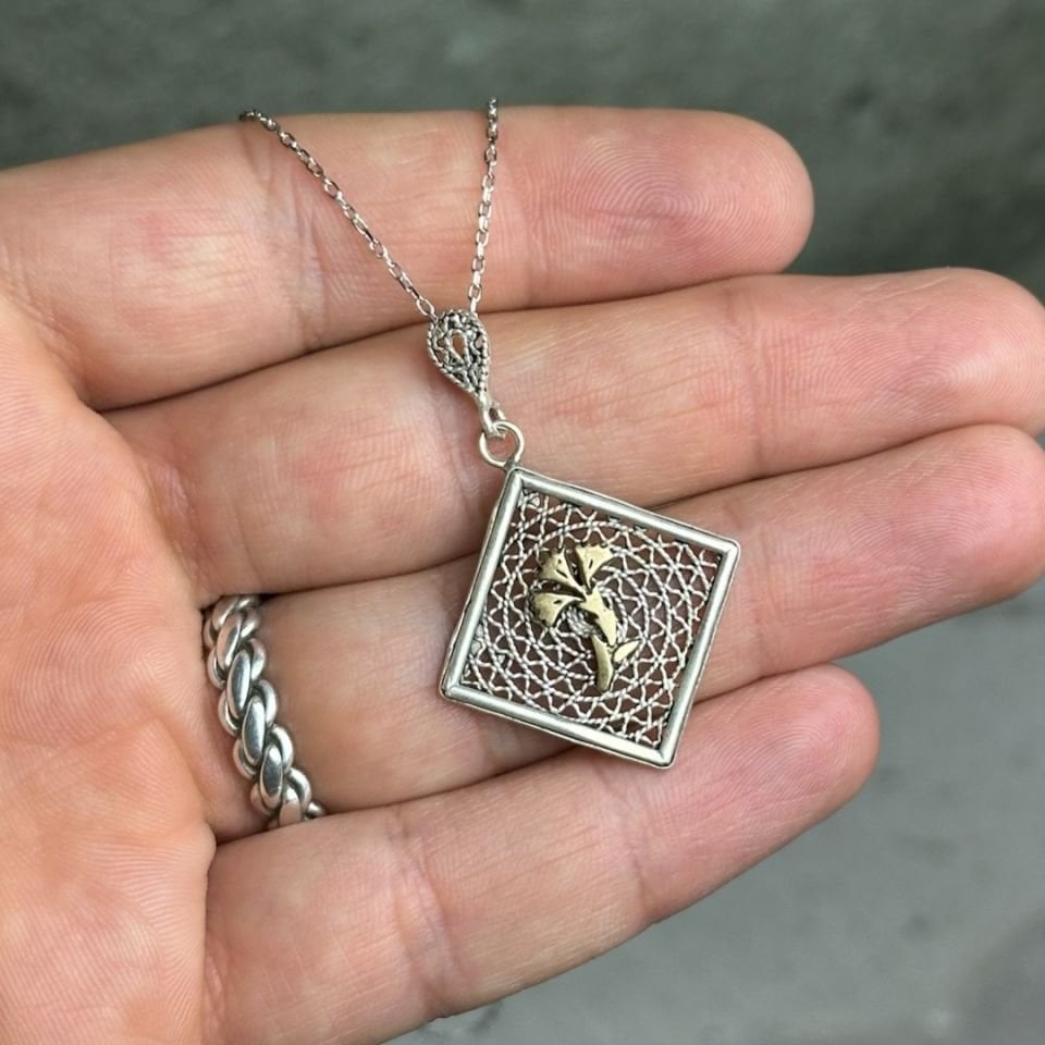 Üç Yapraklı Çiçek Motifli Oksitli Telkari Gümüş Kolye