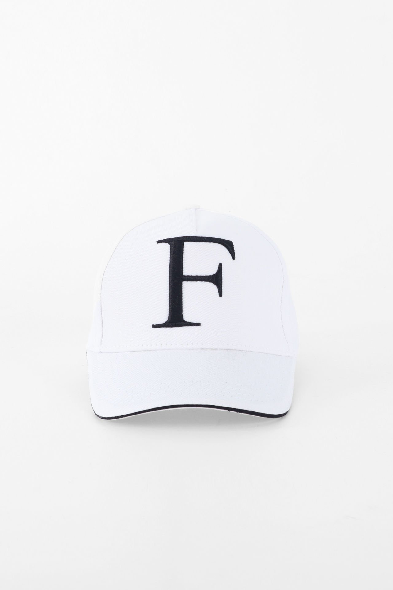 F Harf Nakışlı Kep Şapka - Beyaz