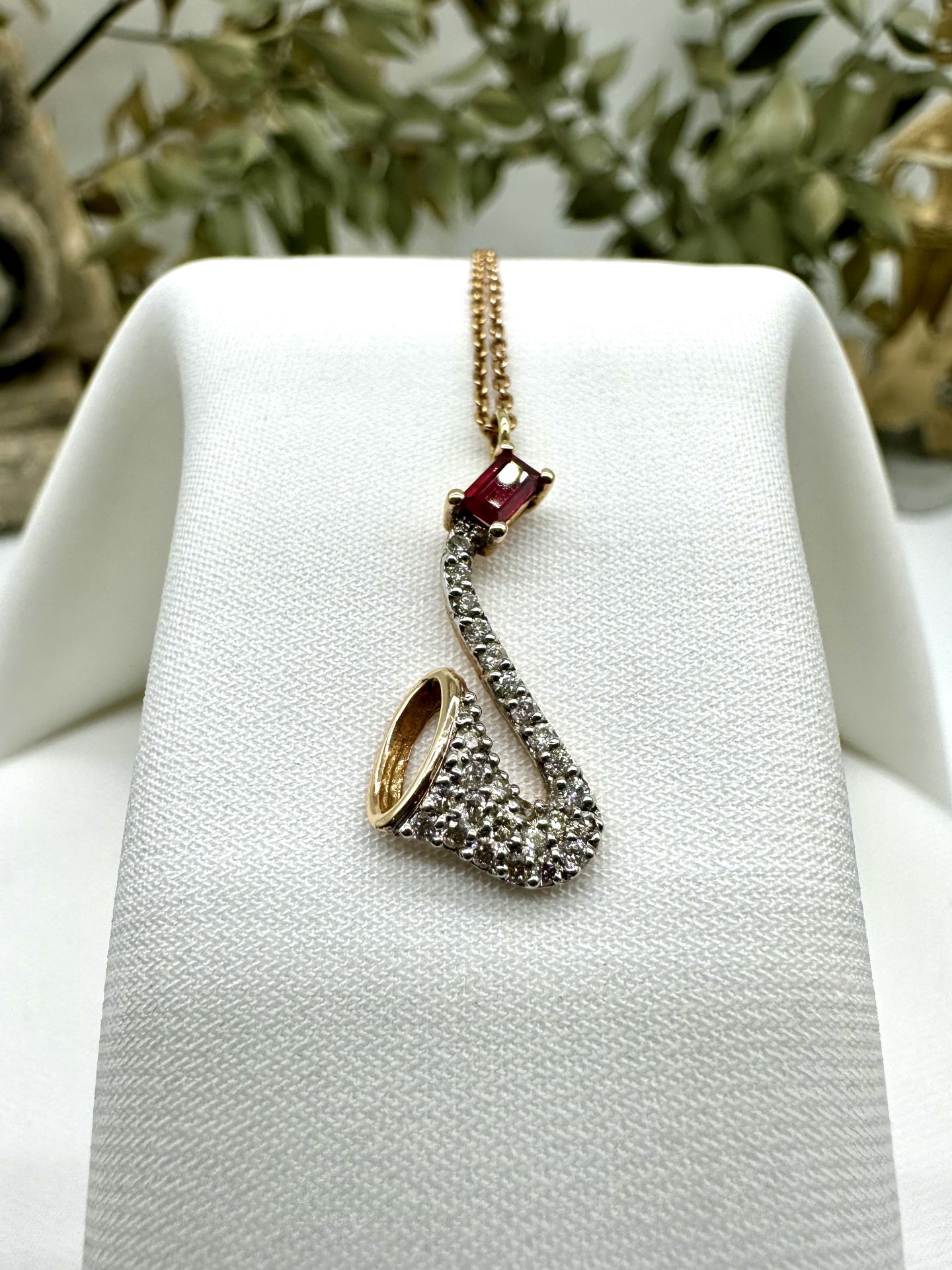 Saxophone Pırlantalı Yakut Kolye