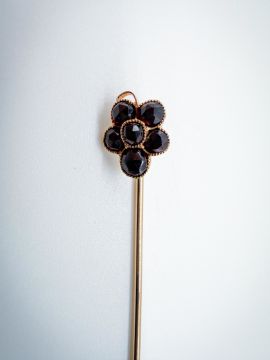 Garnet Broş