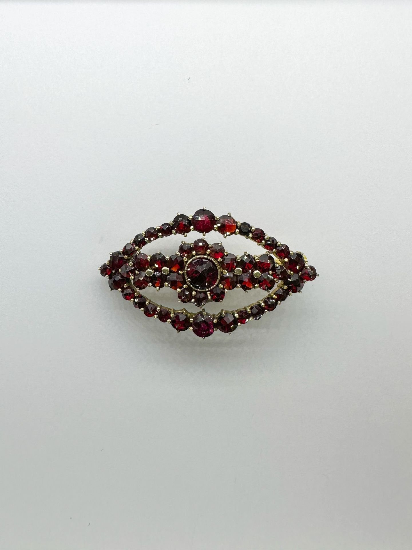 Garnet Broş