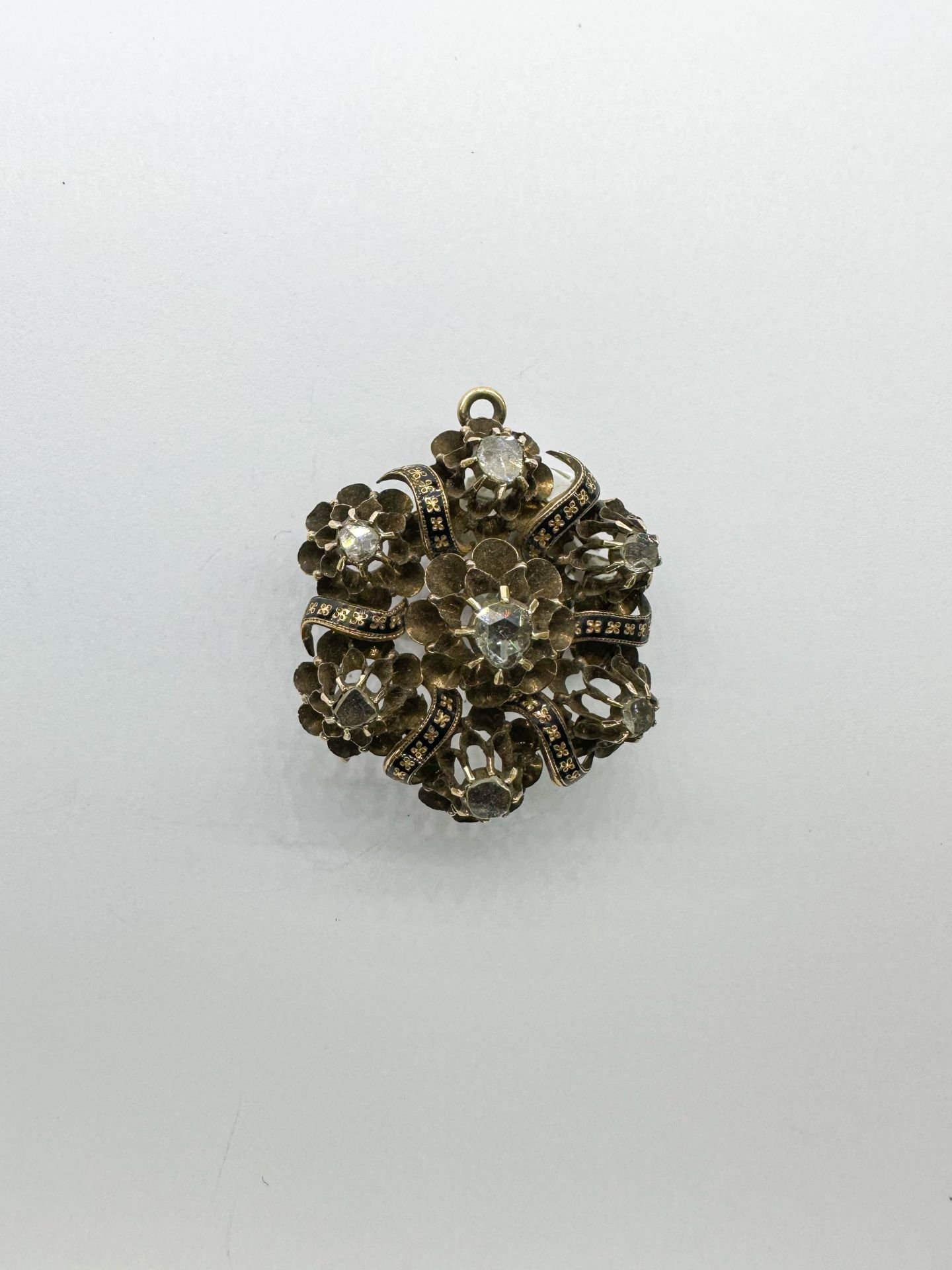 Elmaslı Broş
