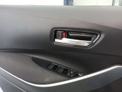 TOYOTA COROLLA 2019+ KAPI KOLU İÇ KAPLAMA - KARBON