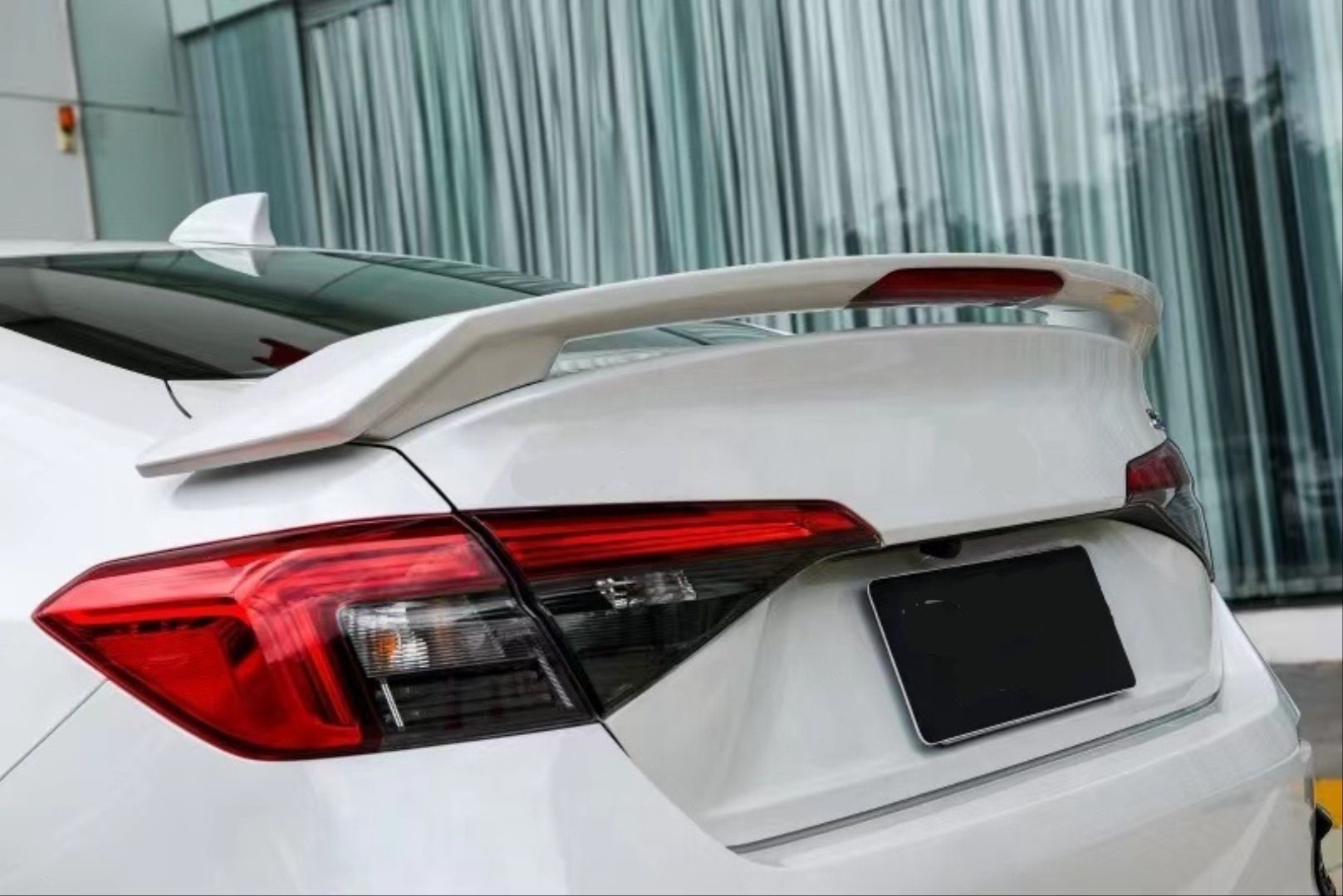 Honda civic uyumlu modülo ışıklı spoiler piano black 2022+