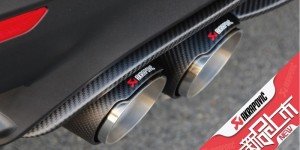 Двойной выпускной патрубок Akrapovic из углеродного волокна