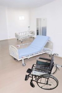 2 MOTORLU HASTA KARYOLASI VE TEKERLELİ SANDALYE