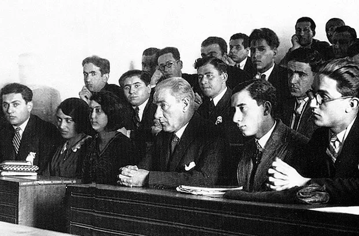 Atatürk Neden Gençlere Önem Veriyordu?