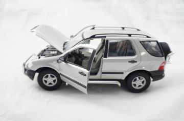 1:18 Maisto Mercedes-Benz ML 320 1999