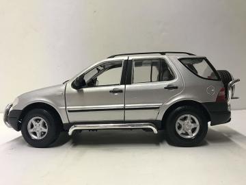 1:18 Maisto Mercedes-Benz ML 320 1999