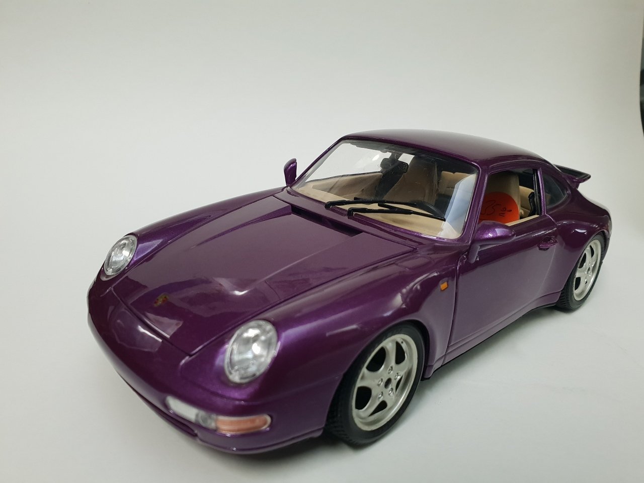 1/18  PORSCHE 911 CARRERA 1993 COUPE PURPLE MET