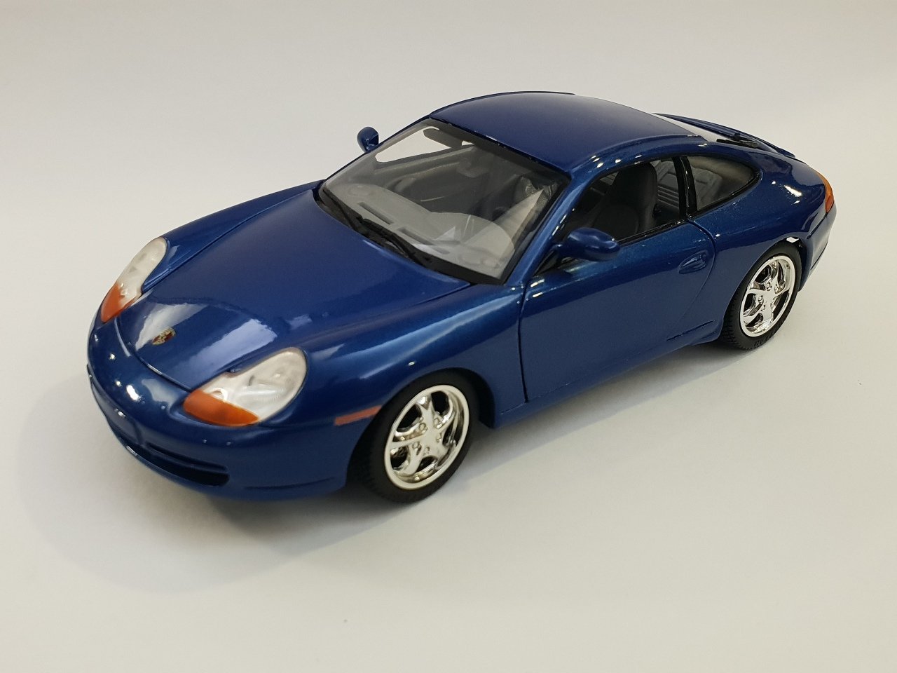 1/18 PORSCHE CARRERA 911