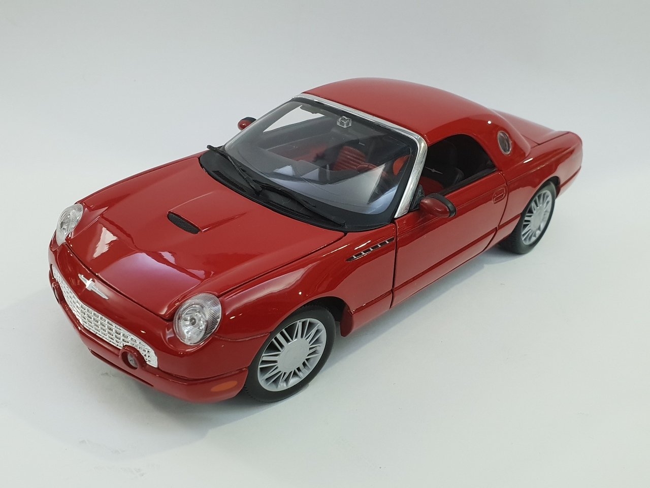 Ford Thunderbird 2002  RED 1:18