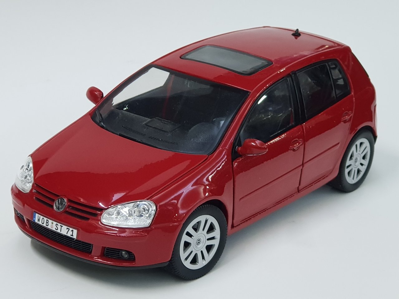 1/18 VOLKSWAGEN GOLF V 5-DOOR 2004 RED
