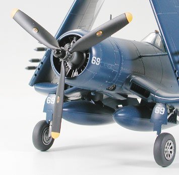 1/48 F4U-1D Corsair w/Moto-Tug