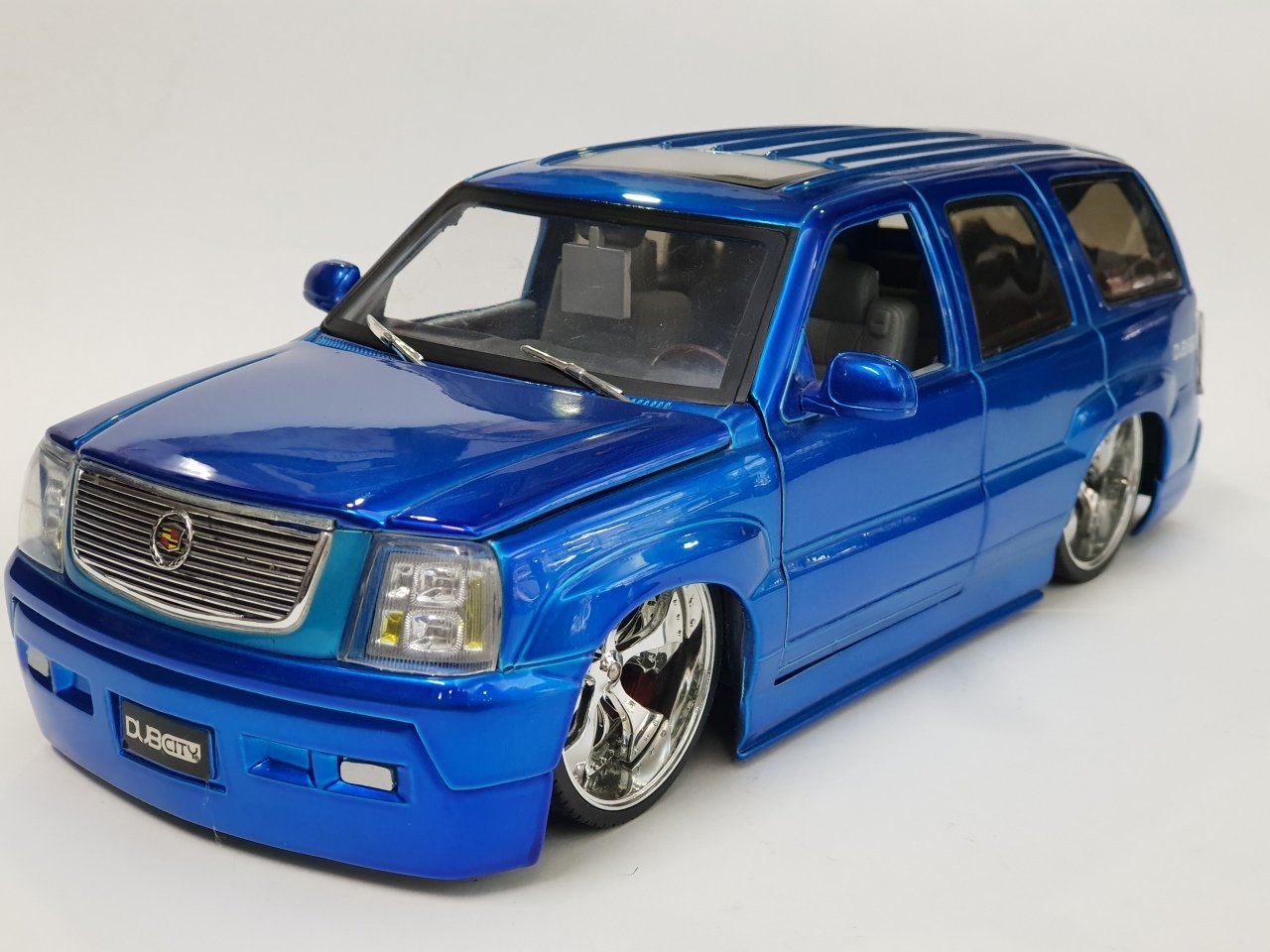 Cadillac Escalade 2002   Dub City Big Ballers 1/18