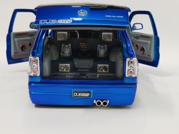 Cadillac Escalade 2002   Dub City Big Ballers 1/18