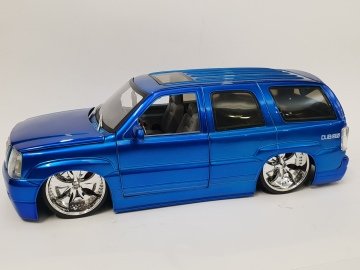 Cadillac Escalade 2002   Dub City Big Ballers 1/18