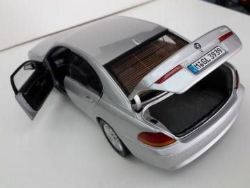 1/18  BMW 7.45i Diecast Model