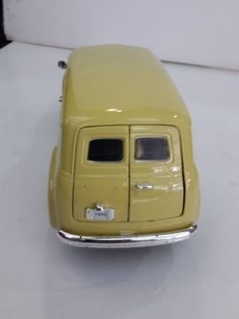 1/18  1950 CHEVROLET CARRYALL SUBURBAN Diecast Model