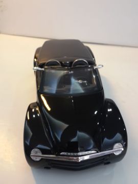 3169M 1/18 Chevrolet SSR 2000 Diecast Model
