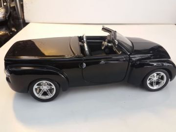 3169M 1/18 Chevrolet SSR 2000 Diecast Model