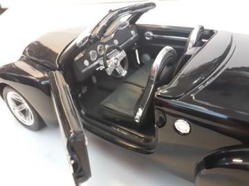 3169M 1/18 Chevrolet SSR 2000 Diecast Model