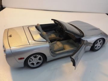1/18 Chevrolet Corvette 1998 Diecast Model