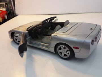 1/18 Chevrolet Corvette 1998 Diecast Model