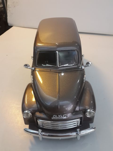 1/18 GMC Panel Truck Diecast Model