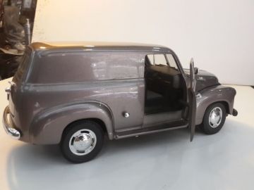 1/18 GMC Panel Truck Diecast Model