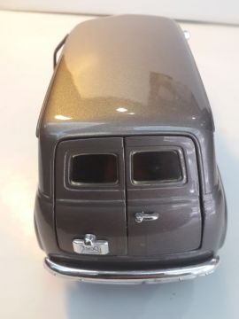 1/18 GMC Panel Truck Diecast Model