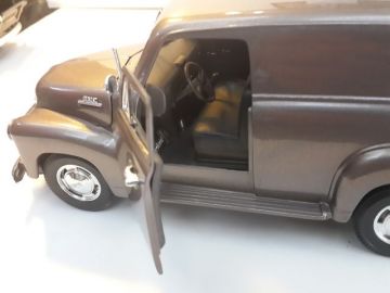 1/18 GMC Panel Truck Diecast Model