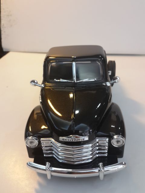 1/18 1953 CHEVROLET Pickup Diecast Model