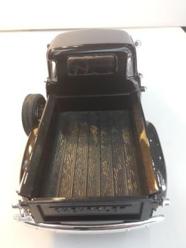 1/18 1953 CHEVROLET Pickup Diecast Model