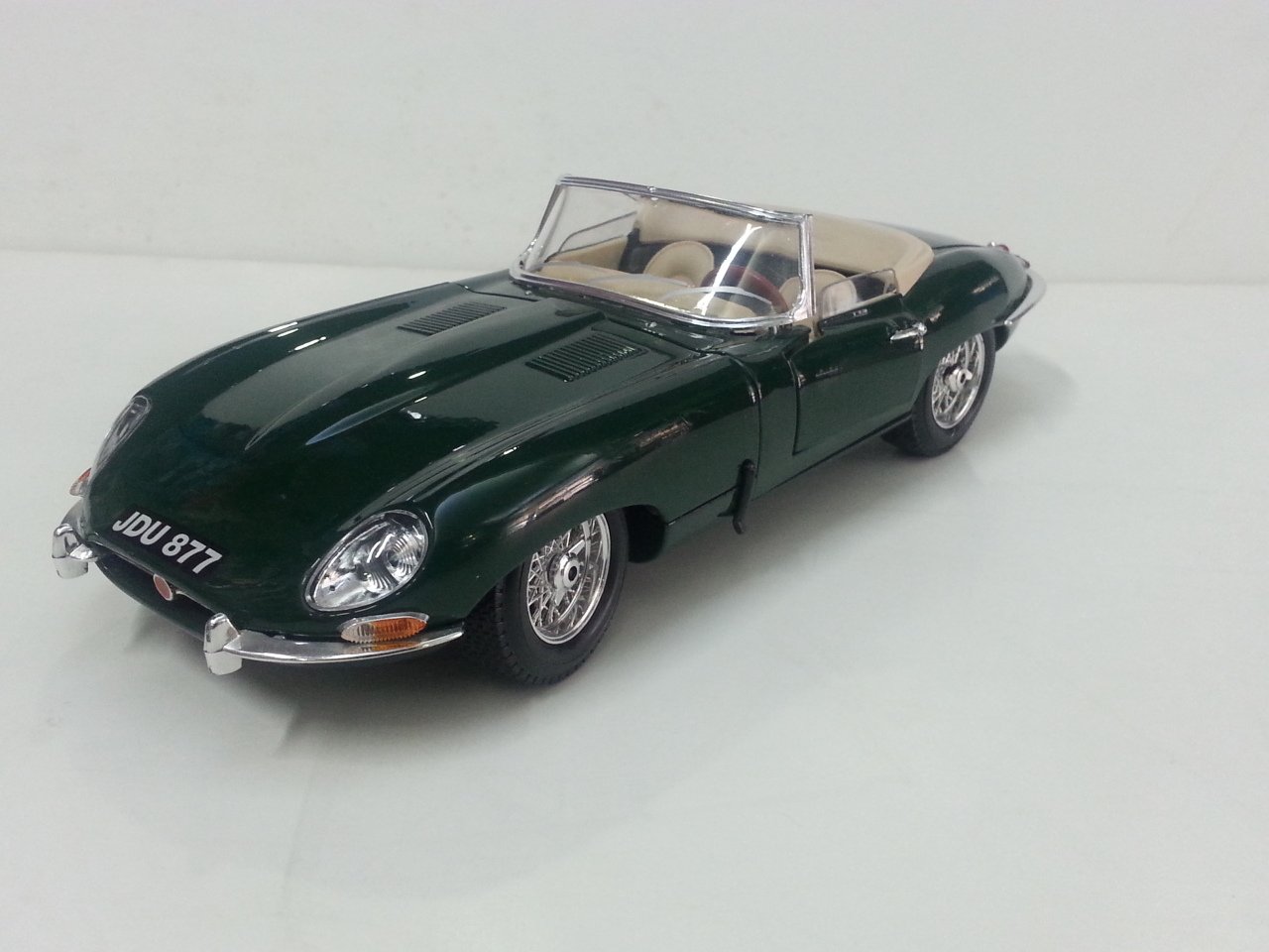 1961 JAGUAR E TYPE 1/18