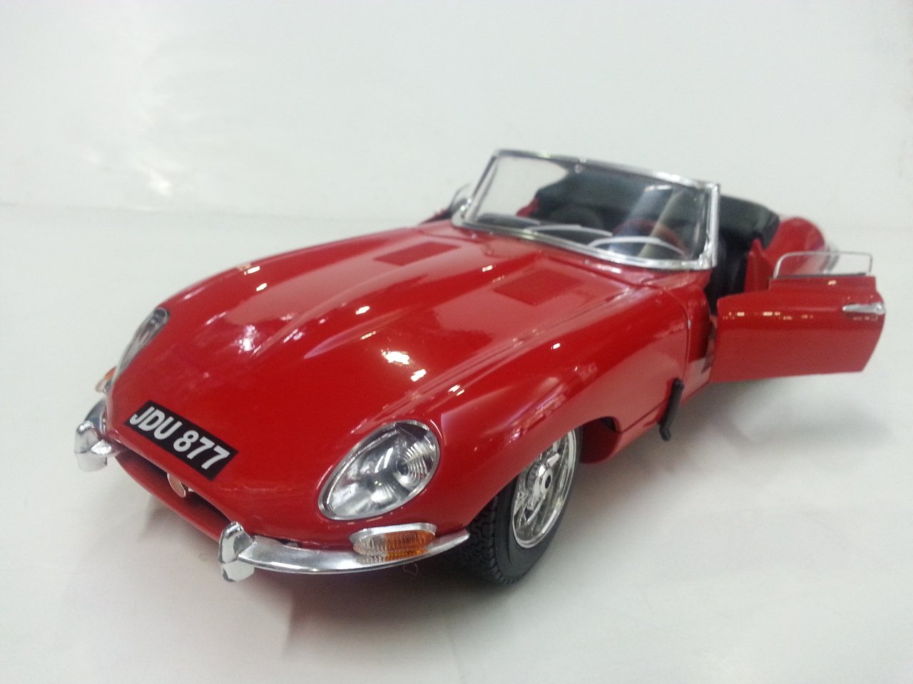 1961 JAGUAR E TYPE 1/18