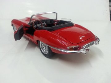 1961 JAGUAR E TYPE 1/18